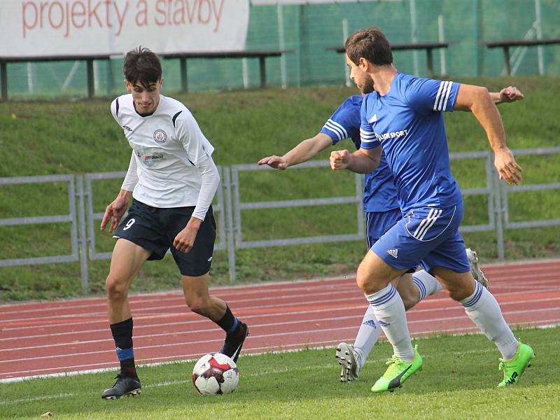 V utkání Moravskoslezské ligy porazili fotbalisté MFK Vyškov (v bílém) nováčka Jiskru Rýmařov 2:0.