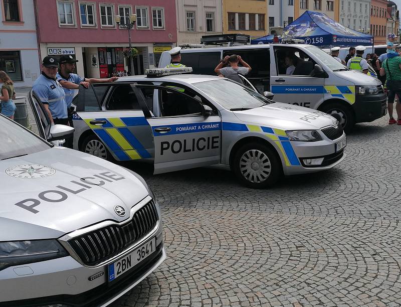 Na Masarykovo náměstí vyrazili také policisté.