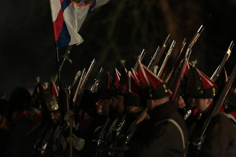 Další vzpomínkový program byl v sobotu také ve Slavkově u Brna. Jeho vrcholem byla noční bitva v zámeckém parku.