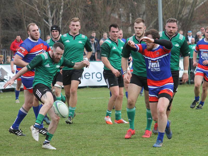 Ve 3. kole ragbyové extraligy se v Brně hrálo jihomoravské derby Dragon Brno (zelené dresy) Jimi Vyškov. Hosté zvítězili 26:25.