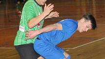 V posledním kole východní skupiny II. futsalové ligy porazil Amor Lazor Vyškov (modré dresy)  Žabinské Vlky Brno 4:2.