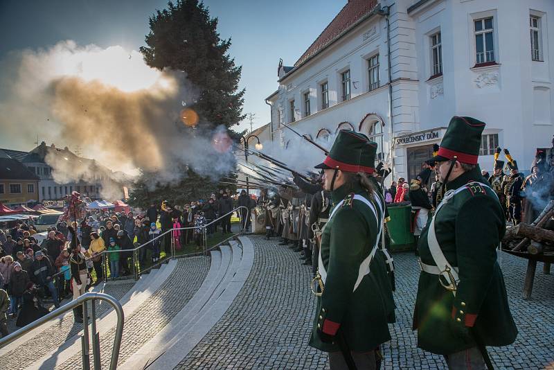 V parku Zámku Slavkov bojovaly armády tří císařů o dobovou vesničku.