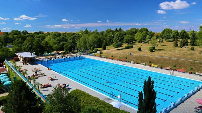 V posledních třech letech mířily investice zejména do vybavení koupaliště dětskými atrakcemi. V malých bazénech je minitobogán, klouzačka a chrlič.  Foto: ARCHIV MĚSTA SLAVKOV