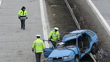 Osobní auto ve středových svodidlech omezuje dopravu na dálnici D1 u Komořan. Při nehodě se zranili tři lidé.