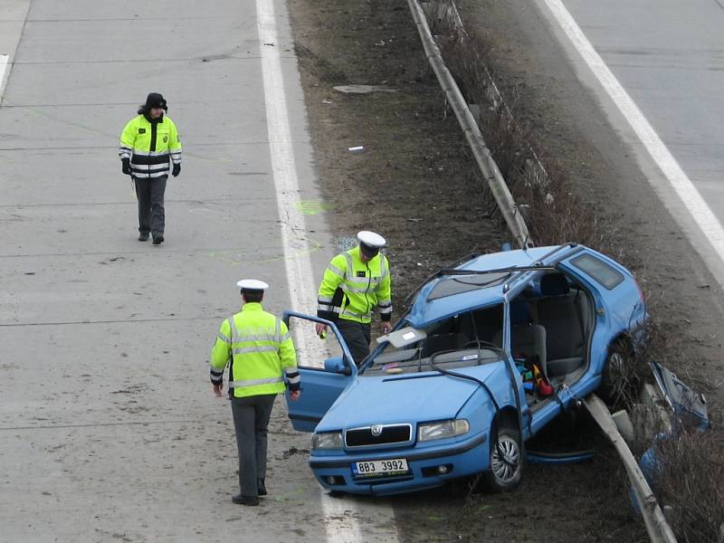 Osobní auto ve středových svodidlech omezuje dopravu na dálnici D1 u Komořan. Při nehodě se zranili tři lidé.