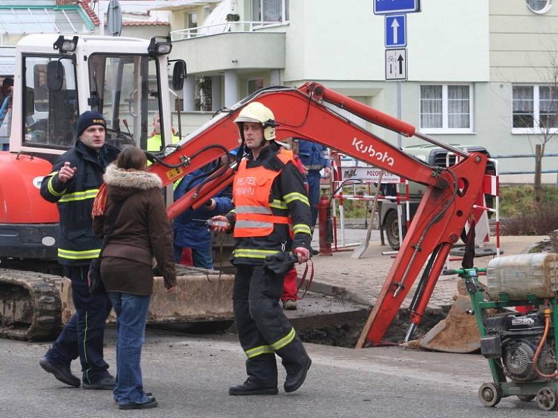 Kvůli úniku plynu na Smetanově nábřeží ve Vyškově museli hasiči evakuovat zhruba 250 lidí.