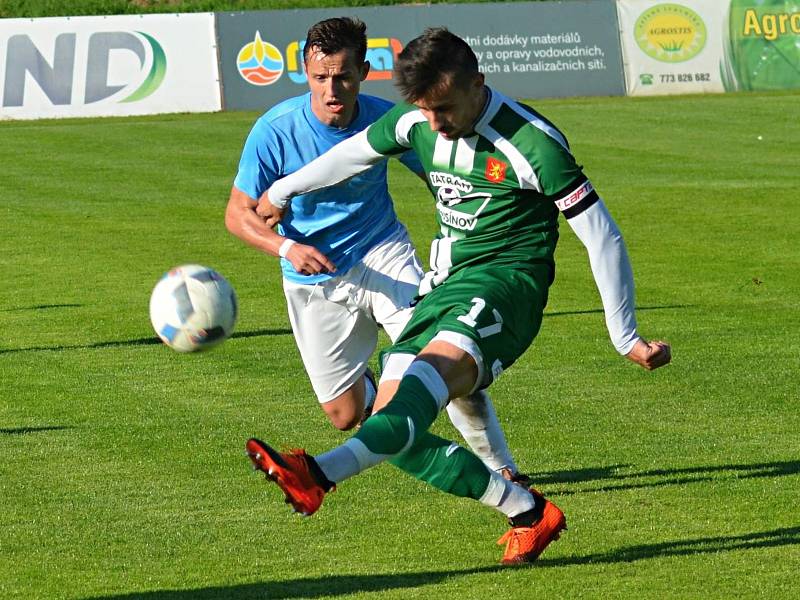 V utkání krajského přeboru fotbalistů porazil Tatran Rousínov (zelené dresy) FC Boskovice 4:1.