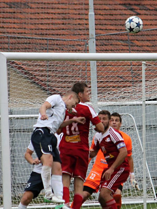 V 6. kole Moravskoslezské fotbalové ligy (MSFL) remizoval FC Velké Meziříčí (v červeném) s MFK Vyškov 1:1.