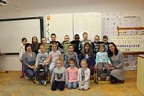 Žáci 1.třídy ze Základní školy v Němčanech s paní učitelkou Marcelou Blažkovou a asistentkou Kateřinou Dembickou.