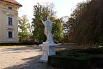 Jedenáct soch v zámeckém parku zámku ve Slavkově u Brna je opravených