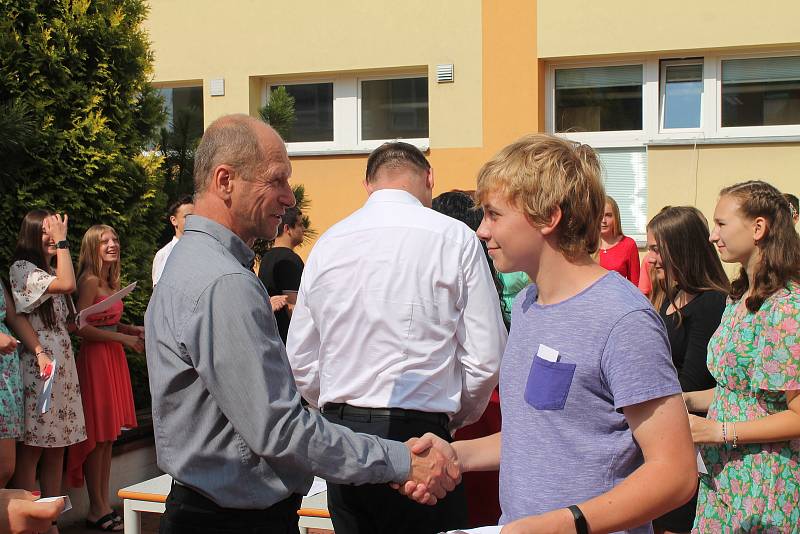 Slavnostního předávání vysvědčení se ve čtvrtek ráno dočkali žáci devátých ročníků na Základní škole Purkyňova ve Vyškově. Foto: se souhlasem Romana Říhy