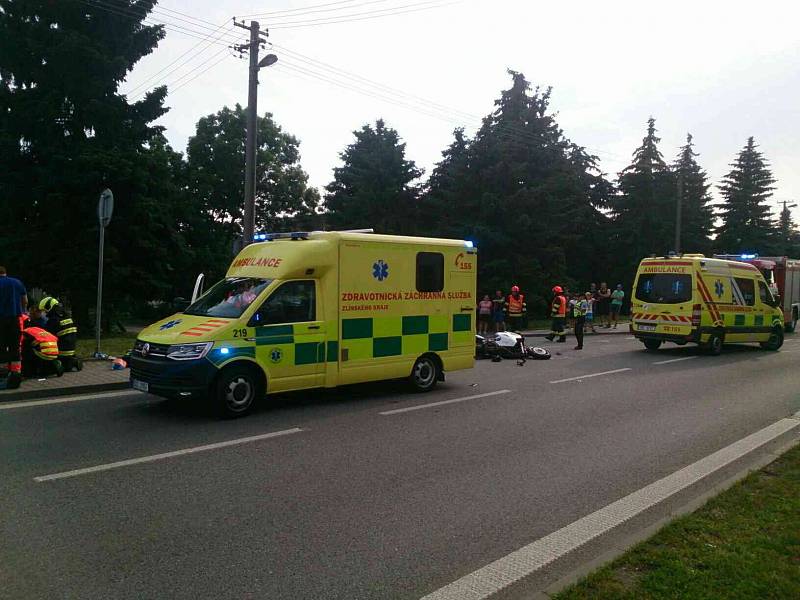 Provoz na silnici I/50 v bučovické ulici Slavkovská zablokovala ve středu nehoda osobního auta a motorky.