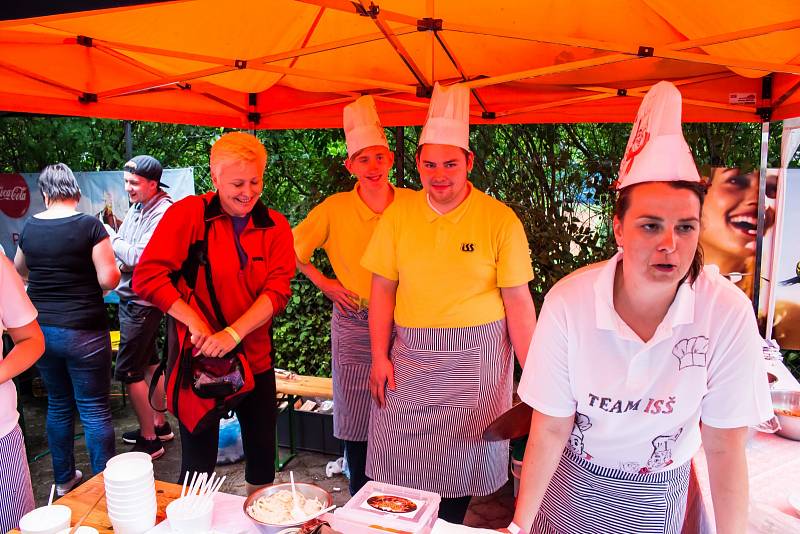 Gulach fest ve Slavkově u Brna. Areál obsadili milovníci hovězího guláše.