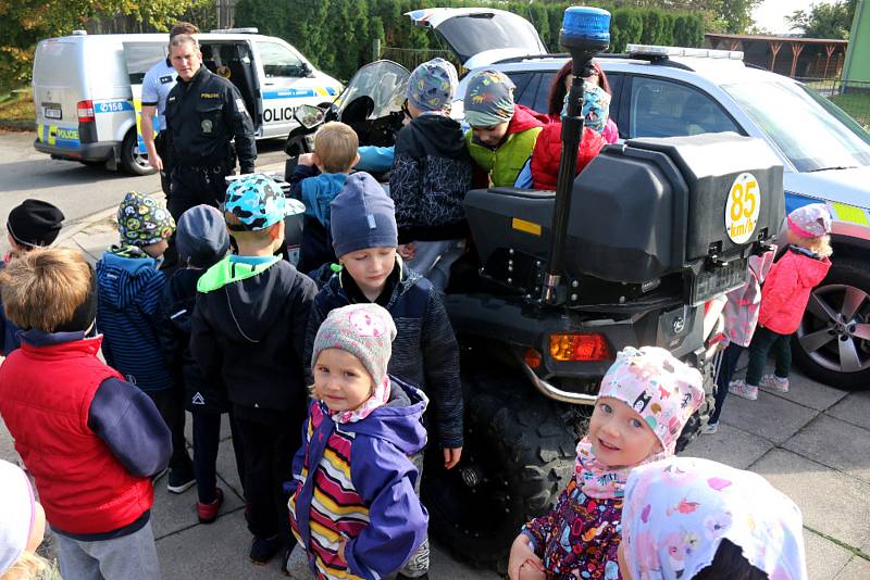 Děti si návštěvu policistů v MŠ Luleč náležitě užívaly.