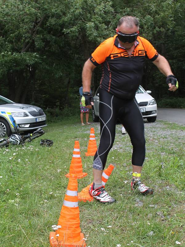 Jak jsou na tom cyklisté s alkoholem? To zjišťovali v sobotu policisté v Rakoveckém údolí. Měli připravený i test.