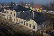 Nádražní budova v Sokolnicích-Telnici od pondělí znovu slouží cestujícím.