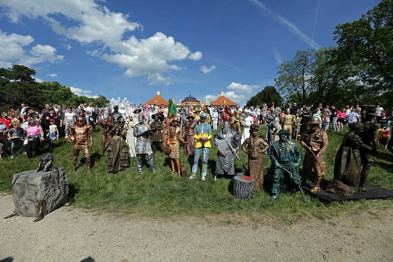 Festival Živé sochy přilákal do slavkovského parku tisíce návštěvníků. Tvůrci z různých zemí předvedli své dechberoucí umění.