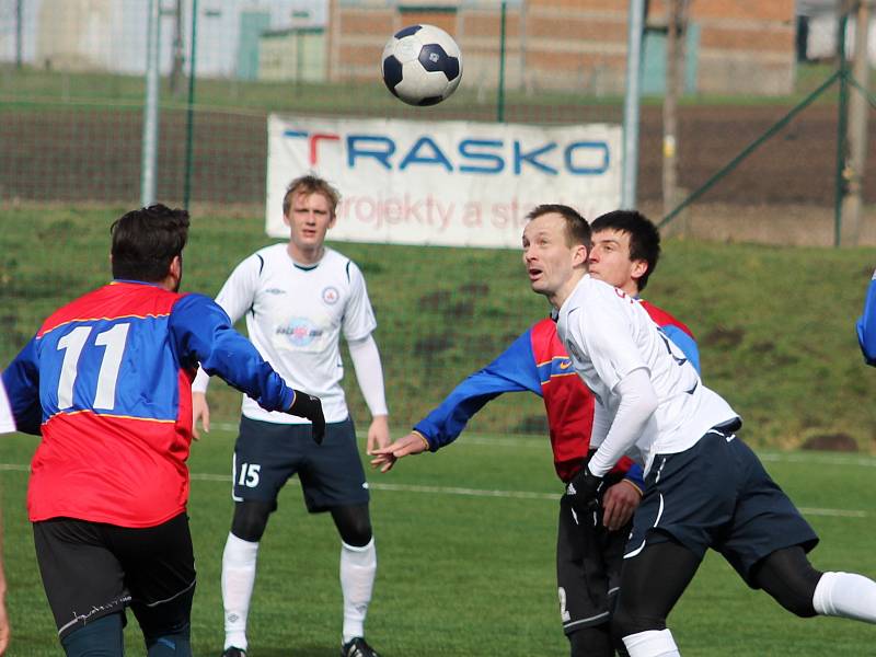 V přípravném fotbalovém utkání na umělé trávě ve Vyškově prohrál ligový MFK Vyškov s divizními Rosicemi 1:2.