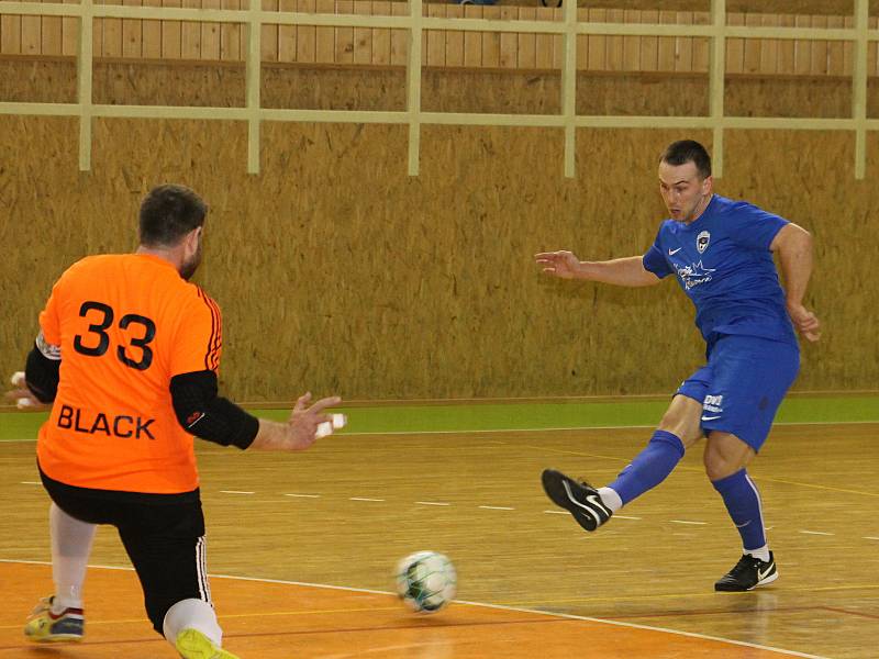 V divizní skupině E hostil poslední Nasan Brno (červené dresy)  lídra tabulky FC Kloboučky. Favorizovaní hosté vyhráli 6:3.