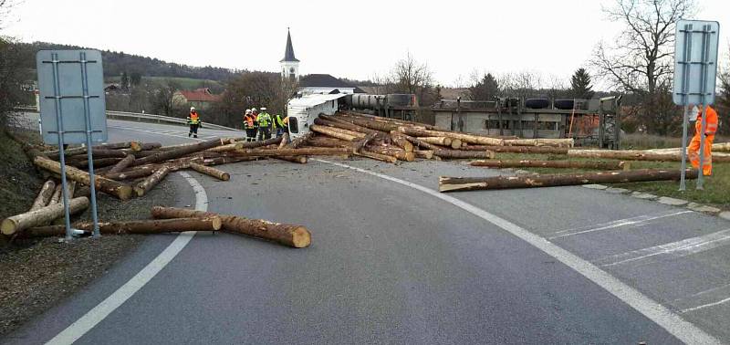 Havarovaný kamion vezoucí dřevěné klády uzavřel ve čtvrtek na několik hodin exit na D46 u Drysic.