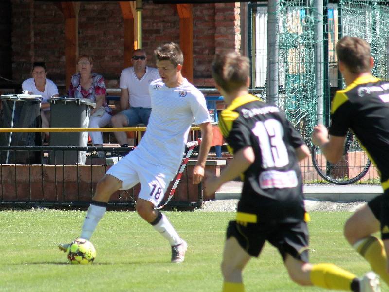 V generálce na start Moravskoslezské ligy remizovali fotbalisté MFK Vyškov (bílé dresy) v Nových Sadech 2:2.