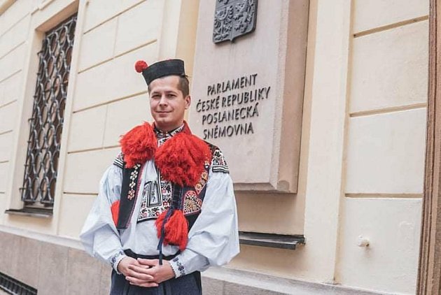 Poslanecký slib složil v pondělí také starosta Bučovic na Vyškovsku Jiří Horák. Oblékl se přitom ve vlčnovském kroji, aby tak vyjádřil úctu ke svým kořenům.