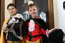 Výstava v Muzeum Vyškovska představuje průřez historií odívání šlechty. Některé šaty si můžou děti i dospělí vyzkoušet.