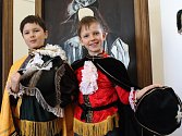 Výstava v Muzeum Vyškovska představuje průřez historií odívání šlechty. Některé šaty si můžou děti i dospělí vyzkoušet.