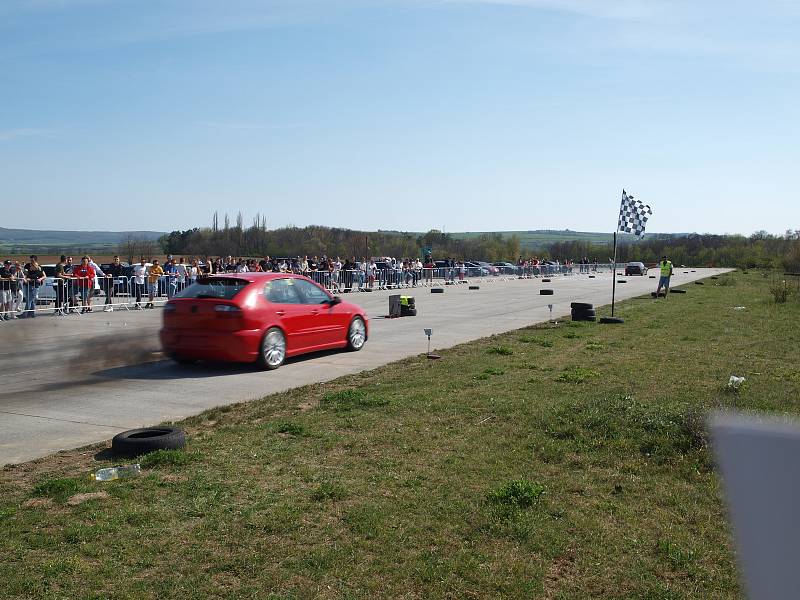 Na vyškovském letišti měli dostaveníčko přátelé tunnigu a burácejících motorů.