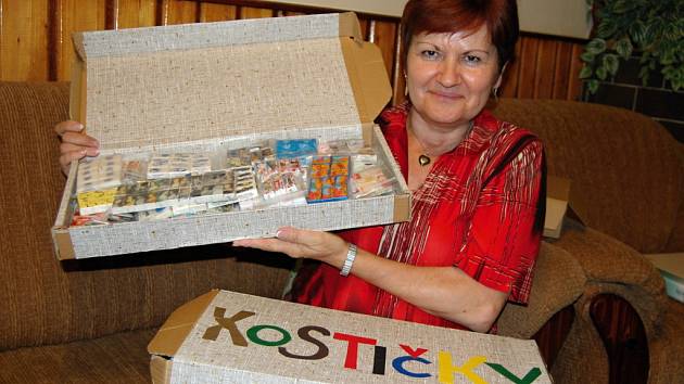 Sběratelka baleného cukru Stanislava Halamková z Vážan nad Litavou má doma tisíce obalů.