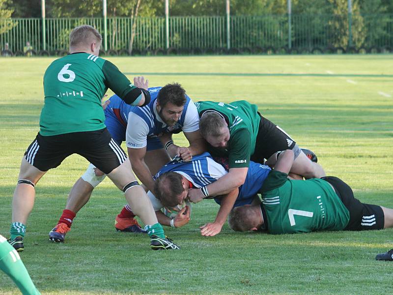 V předehrávaném jihomoravském derby 4. kola nejvyšší domácí ragbyové soutěže prohrál Dragon Brno (zelené dresy) na domácím hřišti s Jimi Vyškov 20:36.