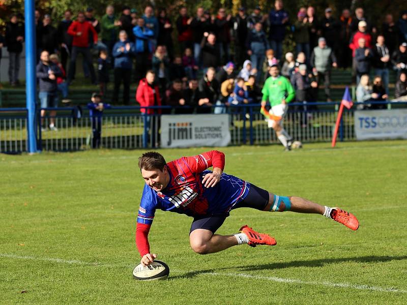 V posledním utkání letošní extraligy na domácím hřišti ragbisté Vyškova (modré dresy) porazili Tatru Smíchov 29:10.