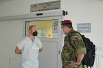 Vojáci v brněnských nemocnicích.