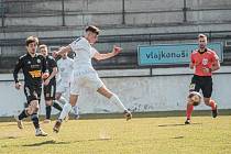 Další cenné vítězství si na drnovickém trávníku připsali fotbalisté MFK Vyškov (bílé dresy). Porazili Varnsdorf 2:0.