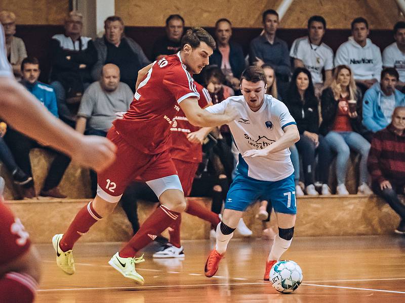 Ani ve třetím utkání II. futsalové ligy neztratil nováček Amor Kloboučky Vyškov (bílé dresy) ani bod. Třinecké oceláře doma porazil 5:2.