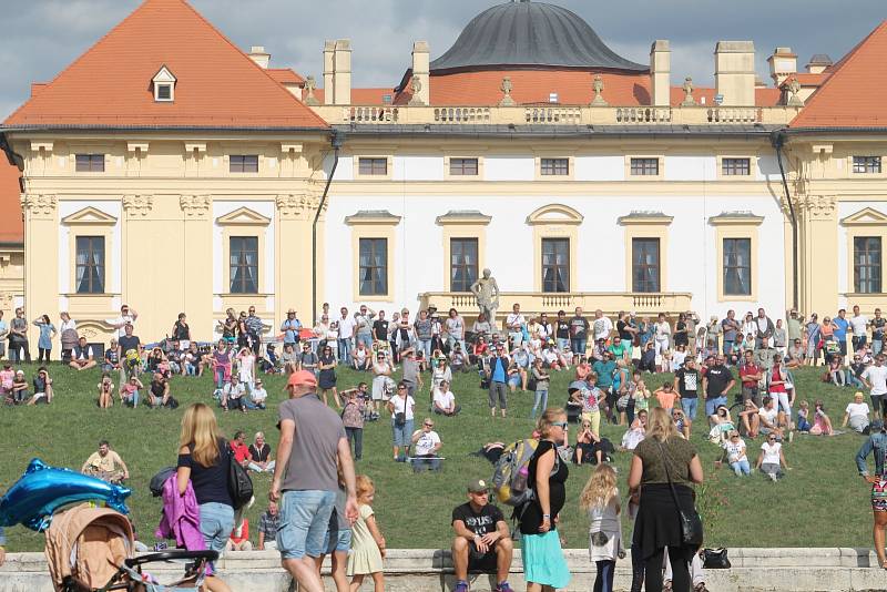 Rekonstrukci dobové bitvy u slavkovského zámku přihlíželo asi tisíc návštěvníků. Vojáci stříleli i z děl.