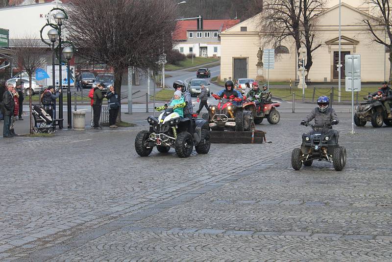 Na náměstí v Bučovicích se sešli členové Motoklubu Vícemilice, aby lidem zpříjemnili poslední den roku.