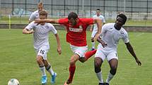 Fotbalisté Blanska (červené dresy) v přípravném utkání porazili na vlastním trávníku MFK Vyškov 2:0.