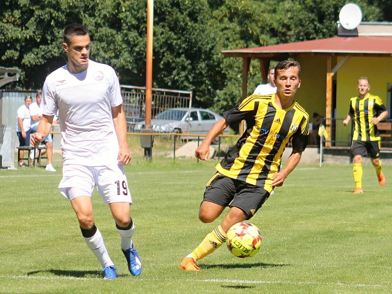 V generálce na start Moravskoslezské ligy remizovali fotbalisté MFK Vyškov (bílé dresy) v Nových Sadech 2:2.