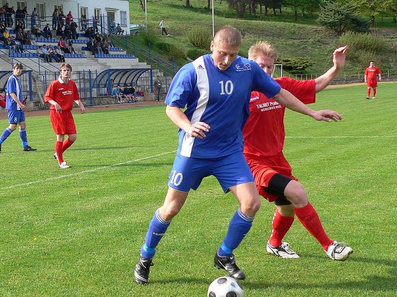 Na zápas fotbalové I. A třídy se na slavkovský trávník přišlo podívat více než dvě stě diváků, hrálo se totiž okresní derby, ve kterém za domácím týmem přijely Ivanovice.