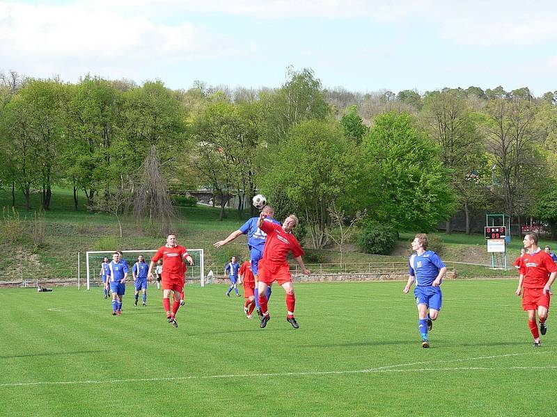 Na zápas fotbalové I. A třídy se na slavkovský trávník přišlo podívat více než dvě stě diváků, hrálo se totiž okresní derby, ve kterém za domácím týmem přijely Ivanovice.