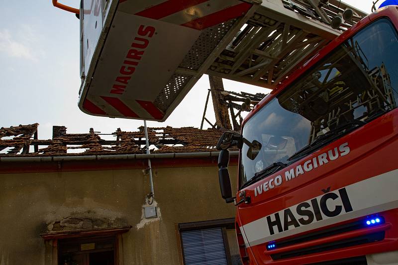 Tři vodní proudy muselo použít hned pět jednotek hasičů, které v úterý před pátou hodinou odpolední zasahovaly u požáru v Nemoticích. Hořela zde totiž střecha rodinného domu.