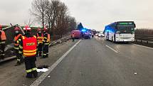 Dopravní nehoda osobního auta a cisterny zablokovala ve čtvrtek provoz na dálnici D1 nedaleko Rousínova.