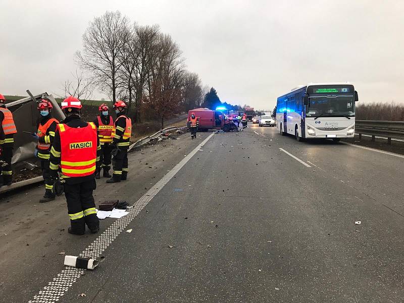 Dopravní nehoda osobního auta a cisterny zablokovala ve čtvrtek provoz na dálnici D1 nedaleko Rousínova.