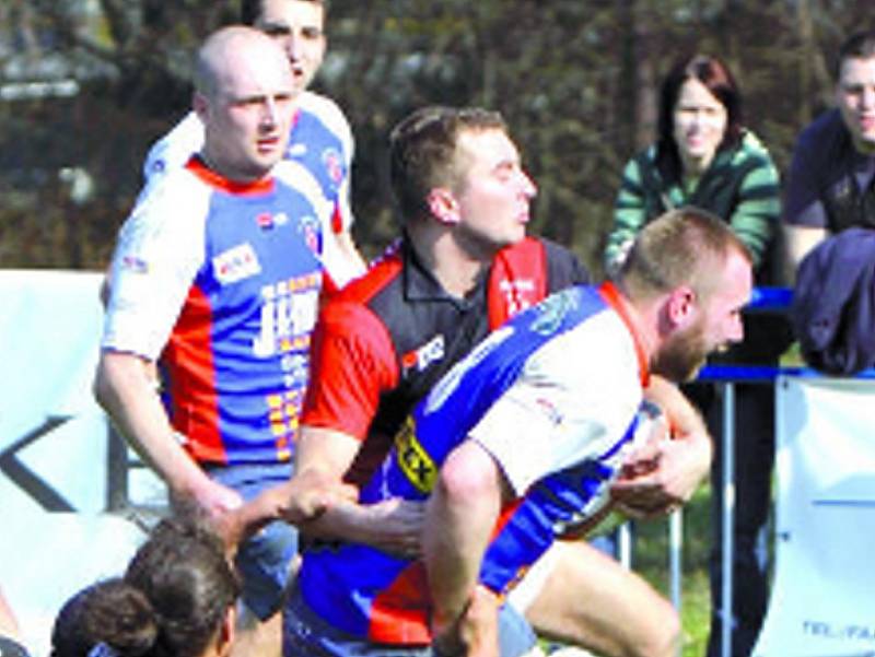 Vyškovský Martin Hudák i přes olomoucký vzdor pokládá pětku. Přihlížejí spoluhráči Juřínek a Kašpar.