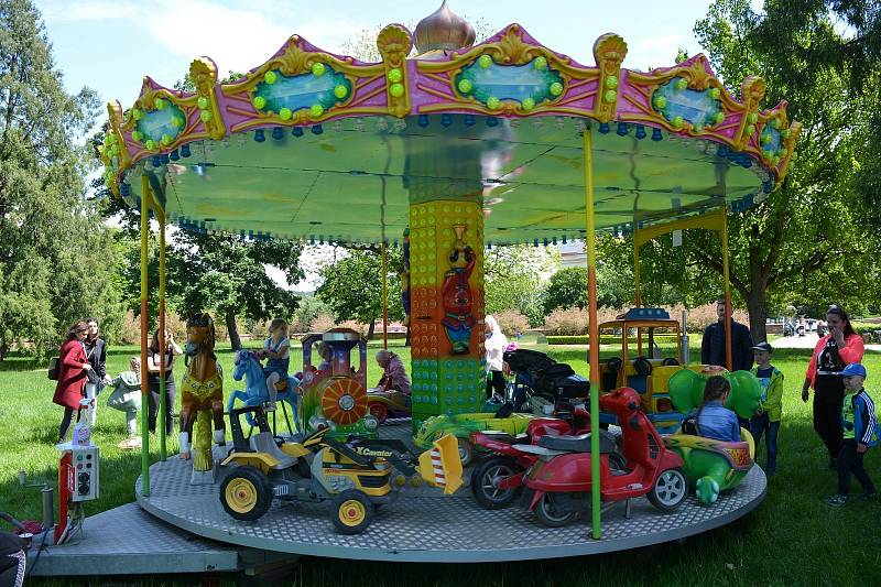 Farmářské a řemeslné trhy zaplnily v sobotu 30. května park zámku ve Slavkově u Brna.