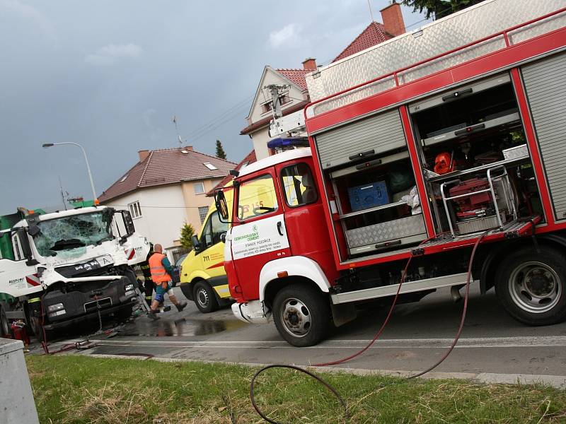 V Rousínově se srazilo popelářské auto s kamionem.