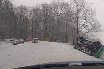 Ranní sníh komplikuje dopravu na Vyškovsku i jinde na jižní Moravě