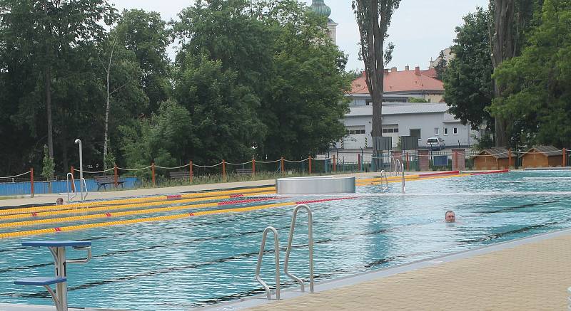 Přístupný je také venkovní bazén, kromě prostoru pro plavce zahrnuje i nové vodní atrakce.