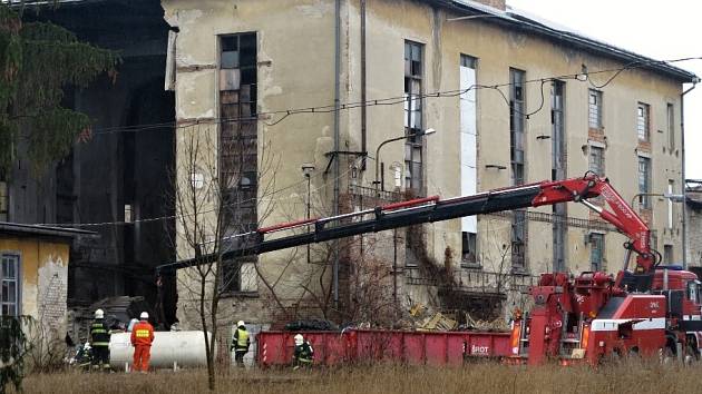 V Bučovicích se zřítila zeď haly. Sutiny poškodily zásobník dusíku, hrozilo také poškození nádrže s propanem.